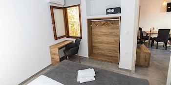 DELUXE HOTEL