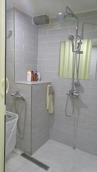 GUESTHOUSE EMBASSY - HOSTEL
