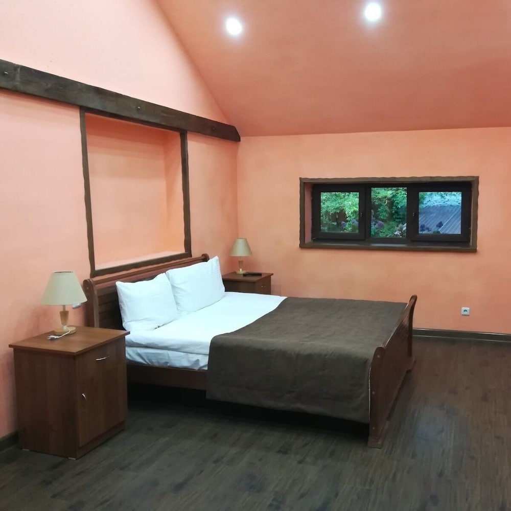 LI-EM FAUNA HOTEL