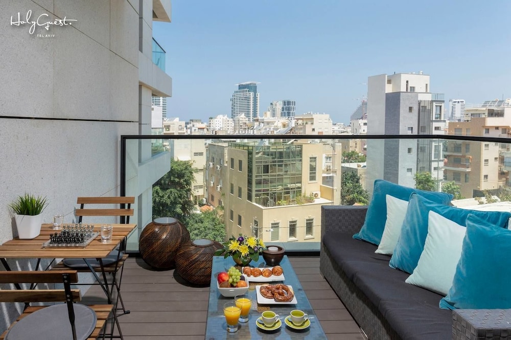SLEEK 3BR IN WHITE CITY BY HOLYGUEST