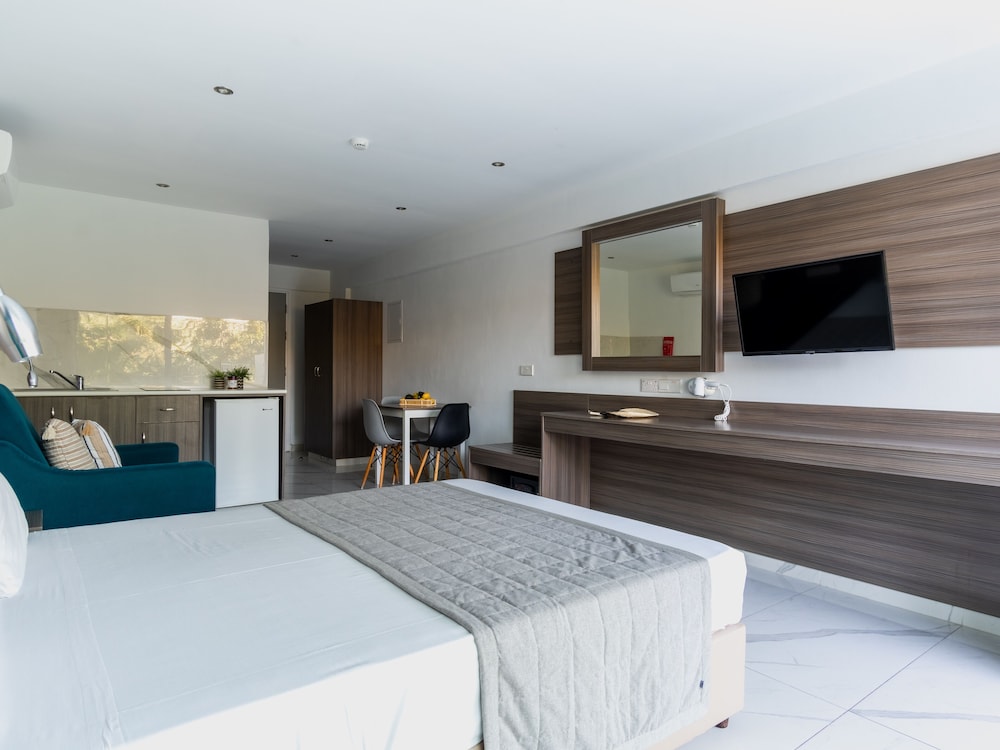 SANDERS RIO GARDENS - GENEROUS STUDIO WITH SHARED POOL AND BALCONY
