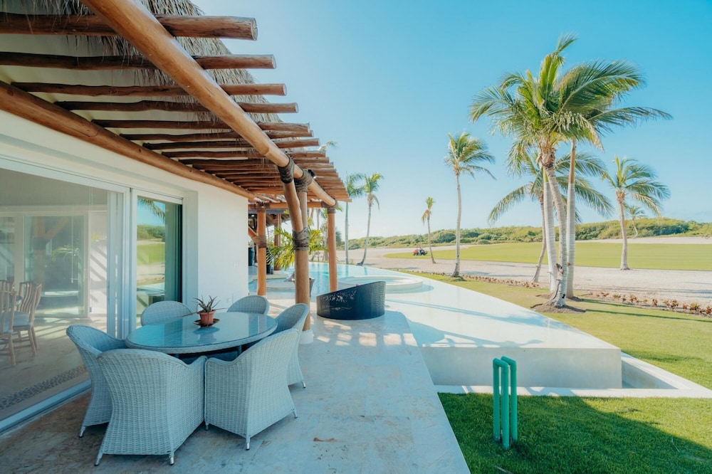 UNIQUE LUXURY VILLA WITH FULL STAFF AND OCEAN VIEW