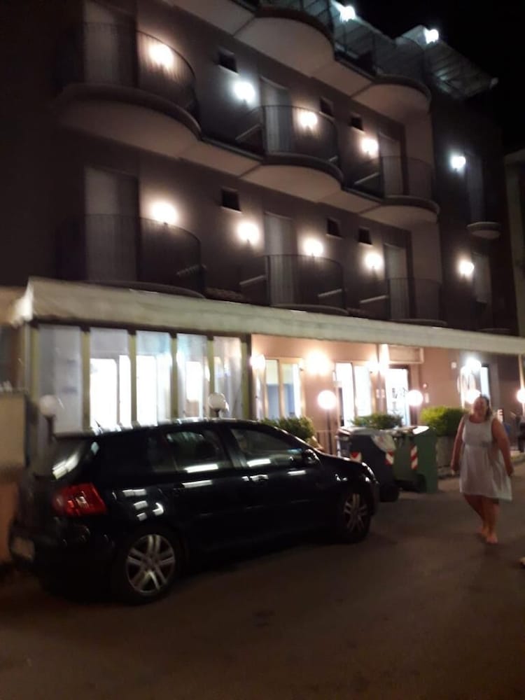NOAH SUITE HOTEL