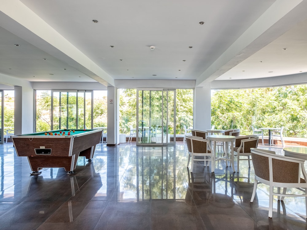 SANDERS RIO GARDENS - TREASURED STUDIO WITH SHARED POOL AND BALCONY