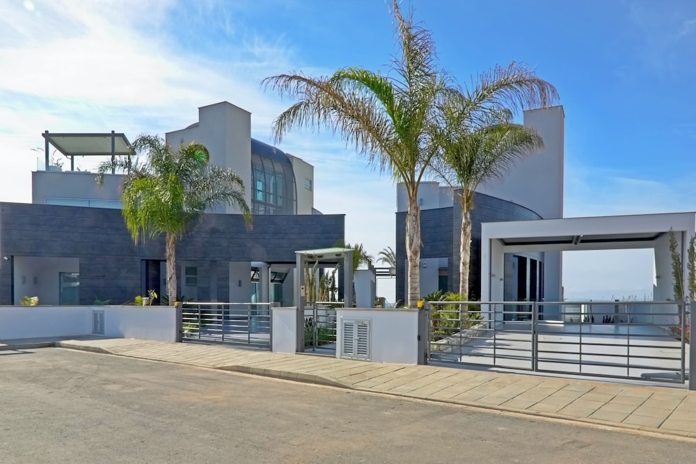 GLORY BEACHFRONT VILLA