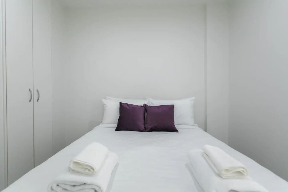 DELIGHTFUL 1 BEDROOM APARTMENT IN CBD