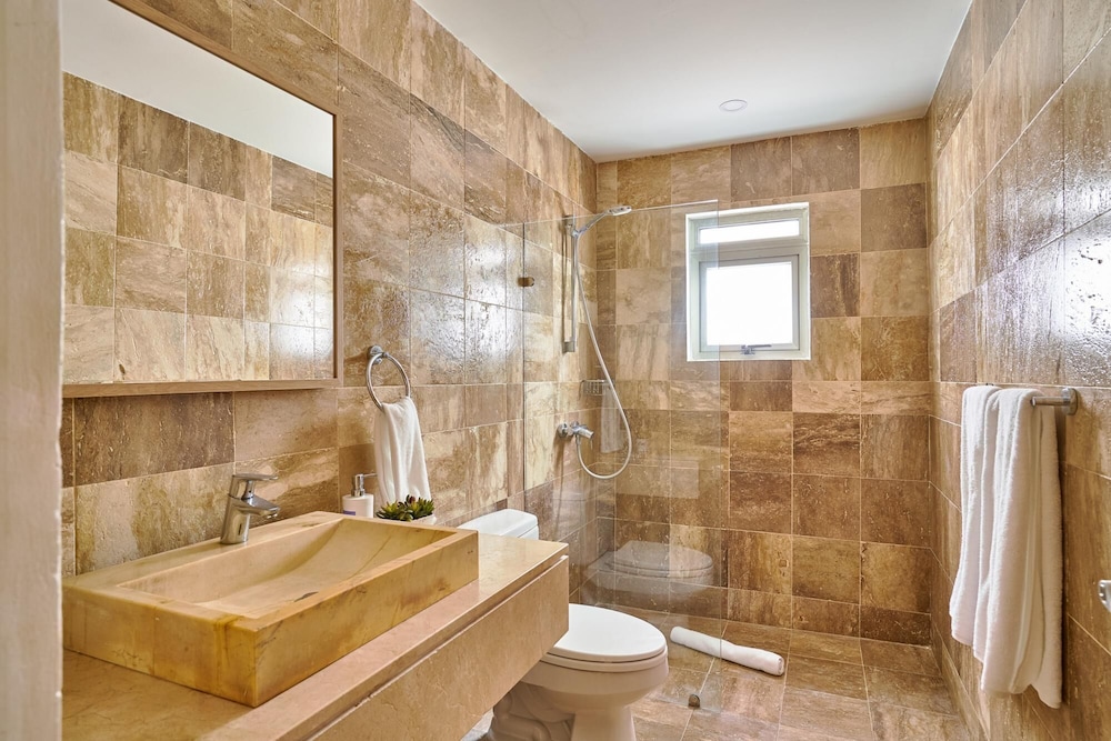LUXURY BEACH CONDO WITH OCEAN VIEWS BH-302