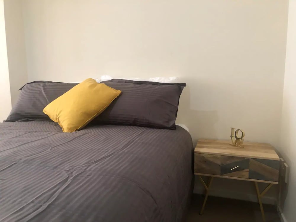 COSY 2 BED CBD APARTMENT WITH BALCONY