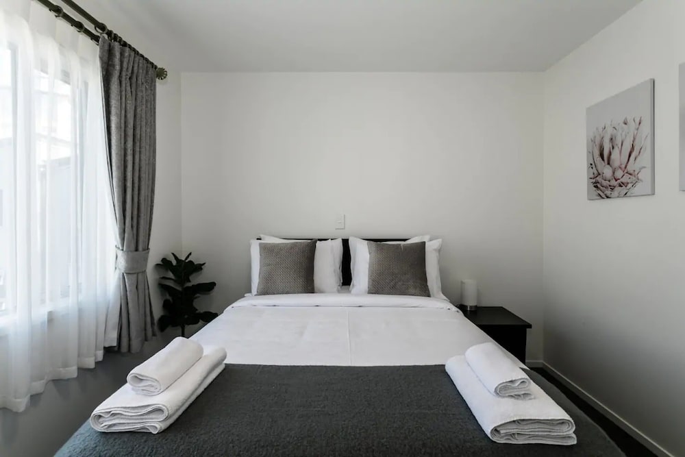 GORGEOUS 3 BEDROOM TOWNHOUSE WITH CAR PARK