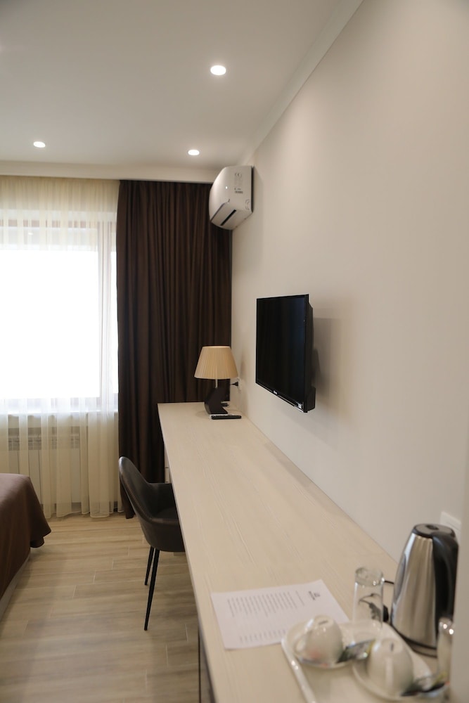 4 ROOM HOTEL