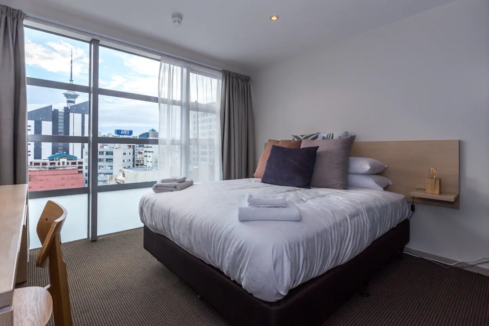 LIGHT FILLED MODERN 1 BEDROOM APARTMENT