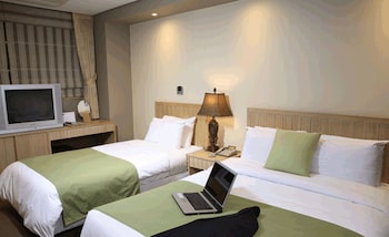 THE RITZ PLAZA HOTEL