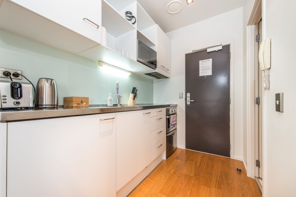 JHT - STUDIO, BRITOMART, TV, BALCONY