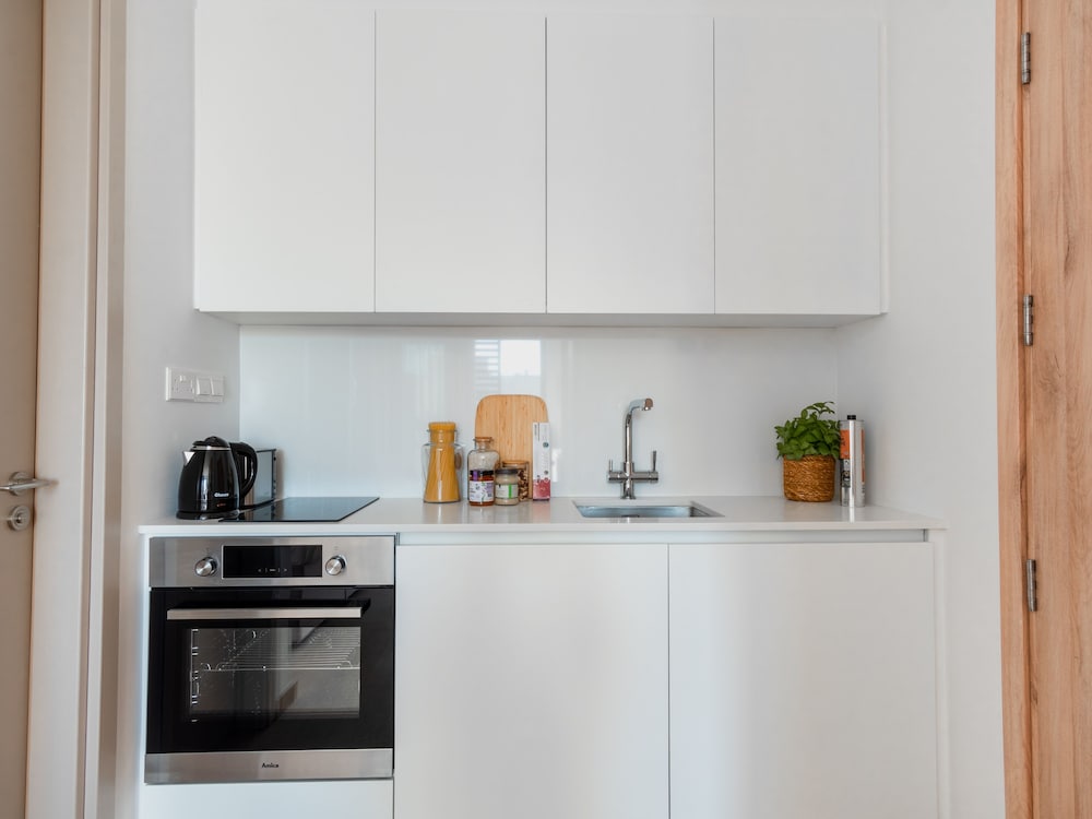 SANDERS CRYSTAL - NEAT 1-BDR APT W CITY VIEW