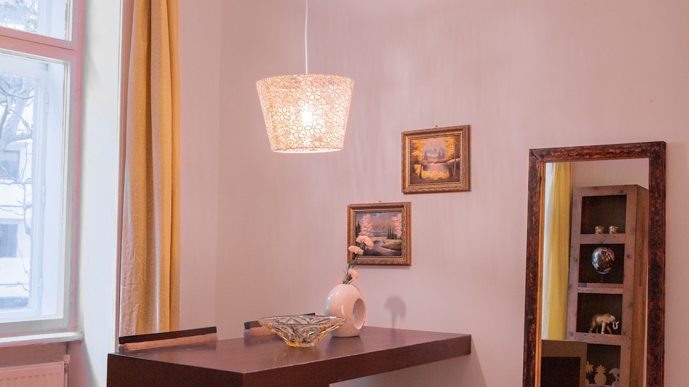 VIBRANT APARTMENT - 12 MIN. FROM DOWNTOWN