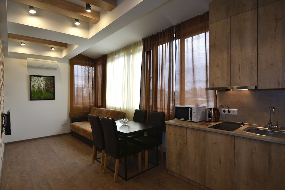 GALLERY APARTMENTS C