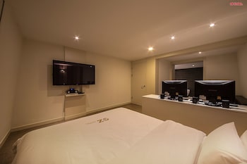 EZ HOTEL