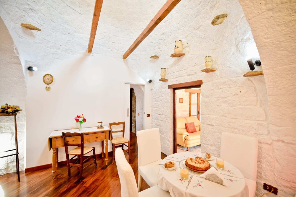 I CINQUE TRULLI WITH SWIMMING POOL