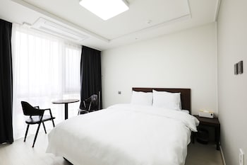 THE VENEZIA SUITE HOTEL