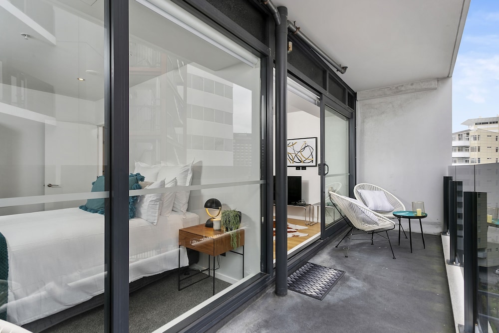 BRAND NEW REFURBISHED 2 BEDROOM IN CITY - BY URBAN BUTLER