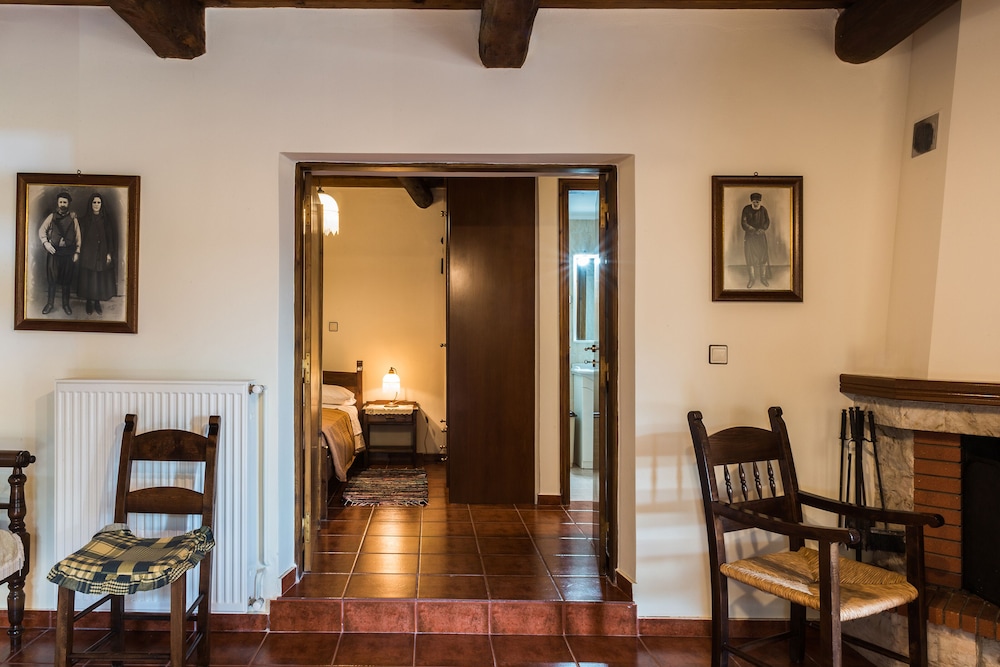 MARO'S VILLAGE HOUSE, PRIVATE & SERENE STONE VILLA