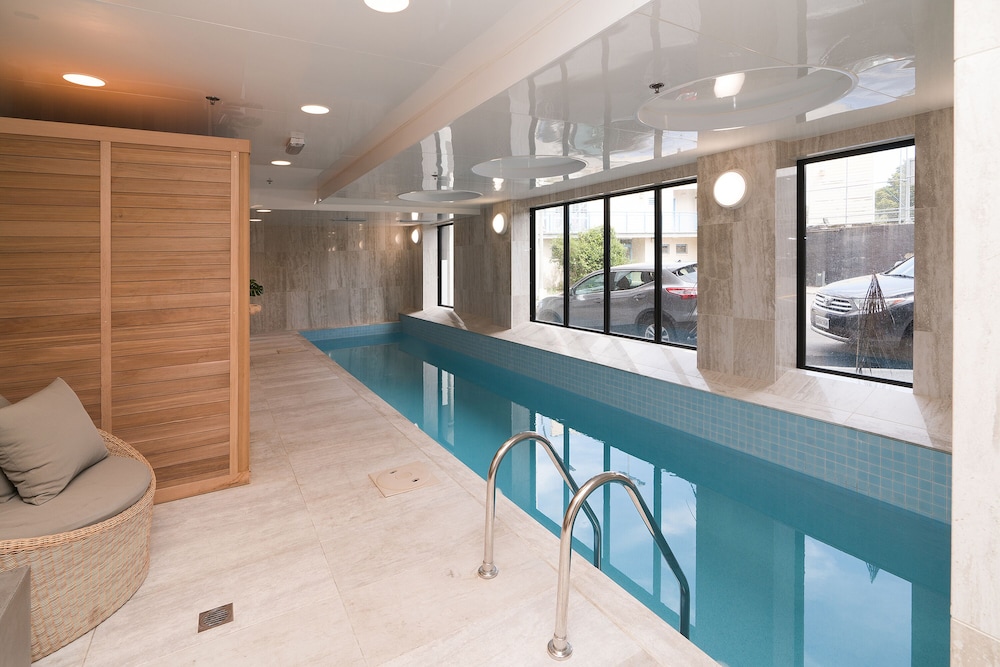 IVORY NEWMARKET TOP LEVEL MODERN 2 BD APT.