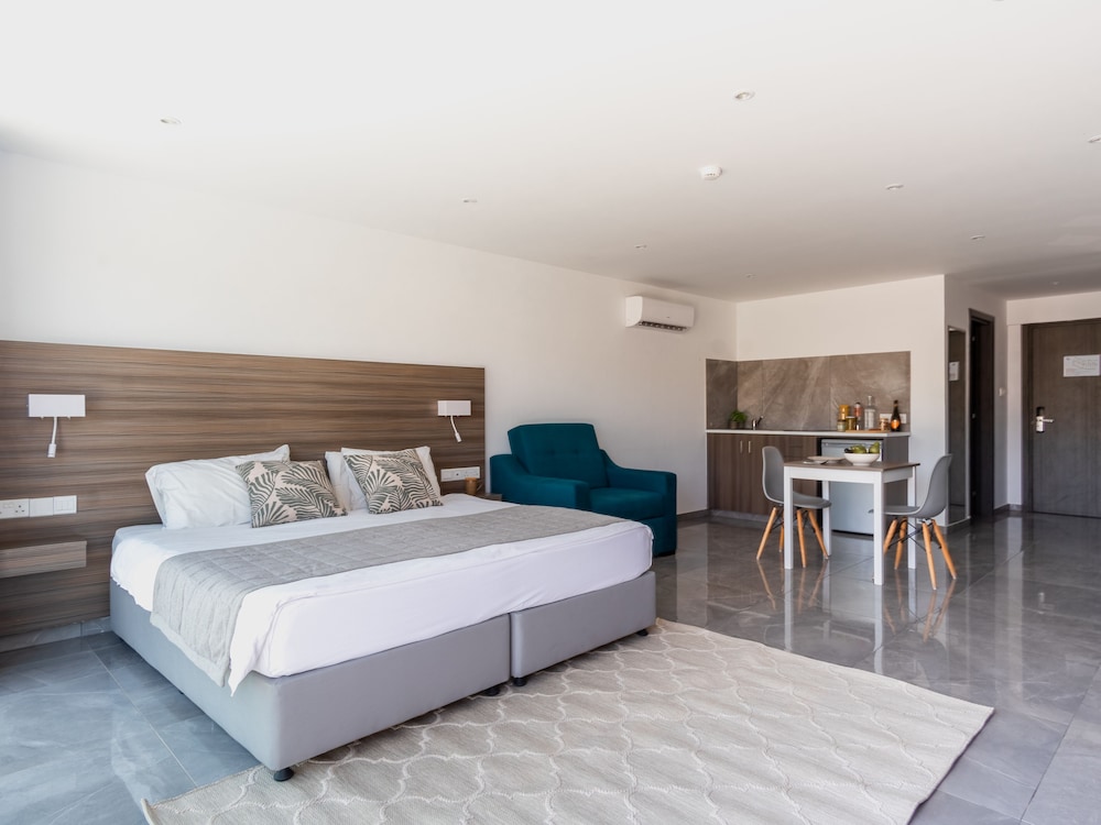 SANDERS RIO GARDENS - ADORABLE STUDIO WITH SHARED POOL AND BALCONY