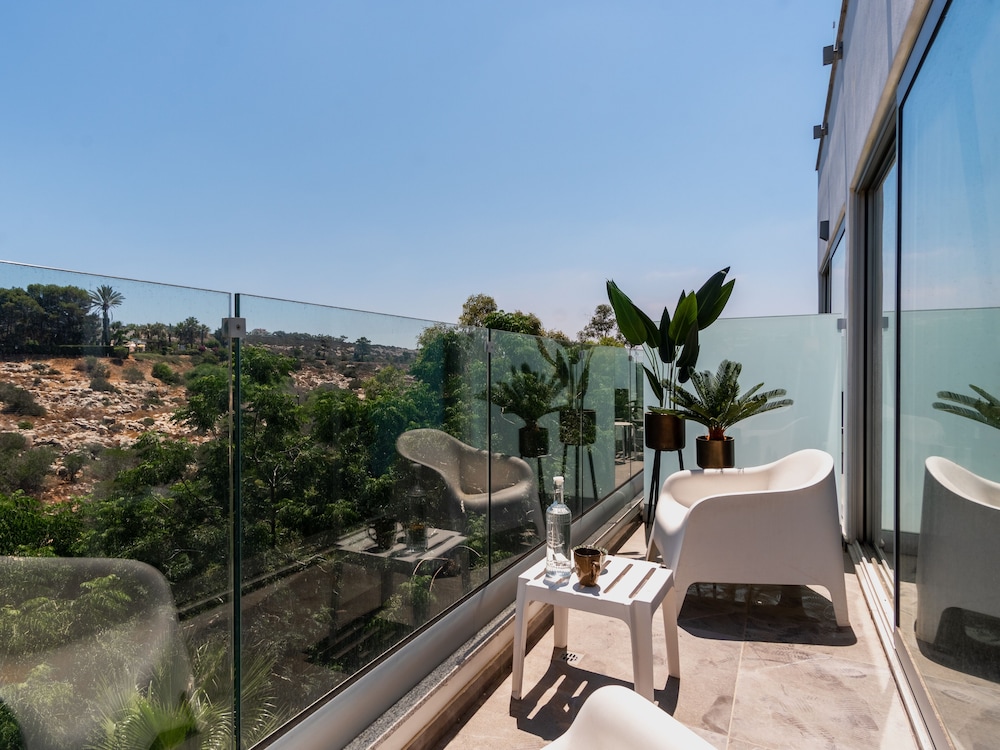 SANDERS RIO GARDENS - DELIGHTFUL STUDIO WITH SHARED POOL AND BALCONY
