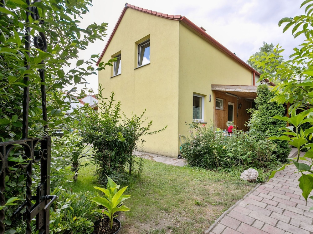 LIVELY HOLIDAY HOME IN WIEN WITH PRIVATE GARDEN