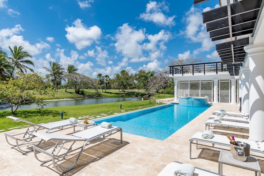 VILLA FOR RENT IN BAVARO COCOTAL WITH JACUZZI POOL LAKE AND GOLF COURSE
