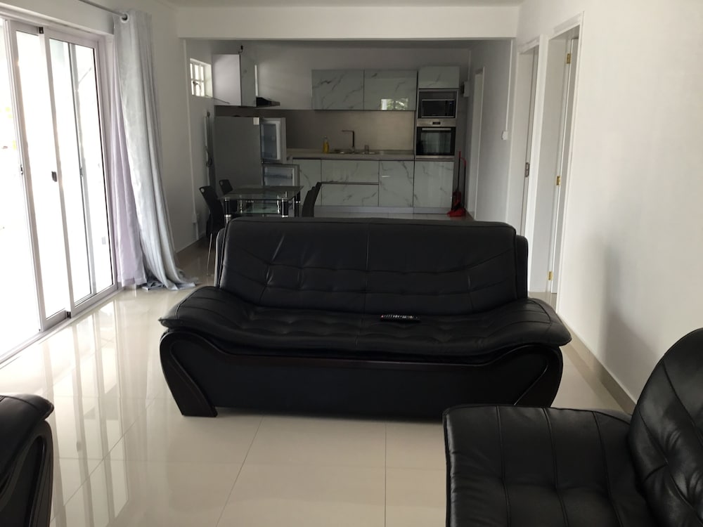 IMMACULATE 3-BED APARTMENT IN FLIC EN FLAC