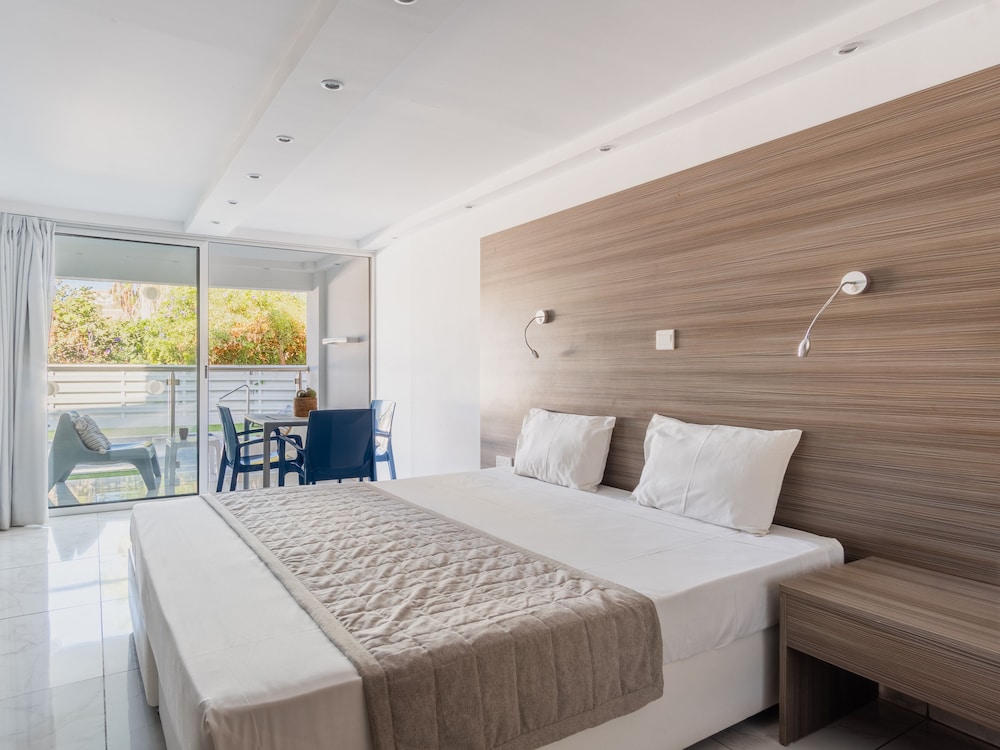 SANDERS RIO GARDENS - BRIGHT STUDIO WITH SHARED POOL AND TERRACE