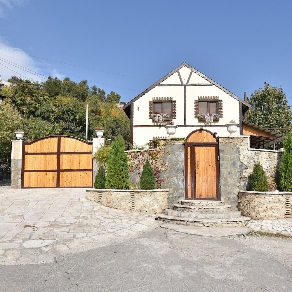 LI EM FAUNA HOSTEL