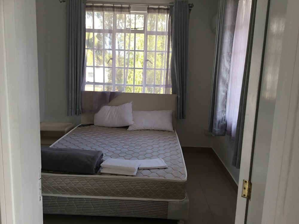 MODERN THREE BEDROOM APARTMENT WEST COAST