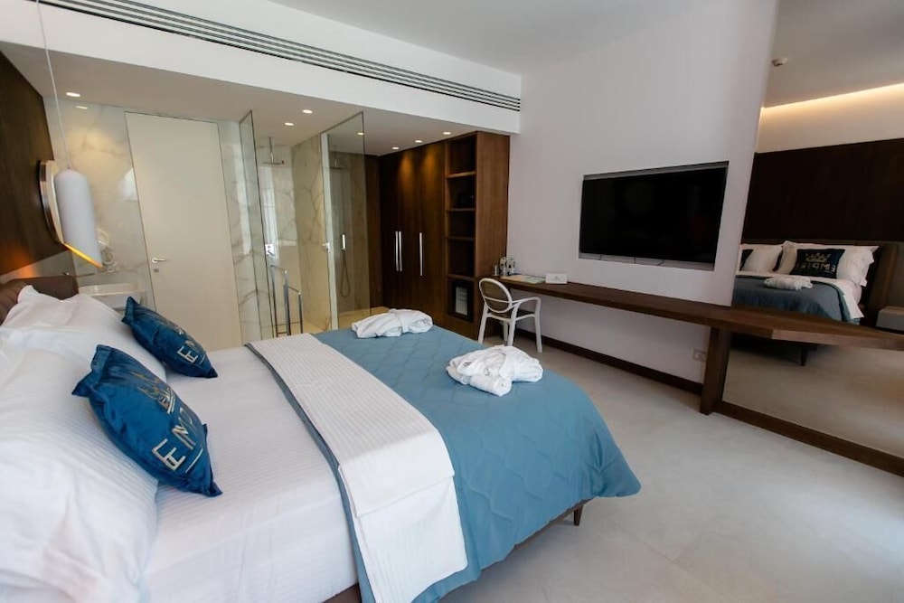 EMPIRE BEACH RESORT