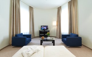 HILIGHT SUITES HOTEL