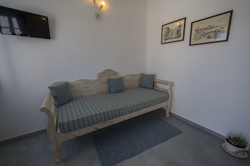 IANTHE APARTMENTS AND VILLA