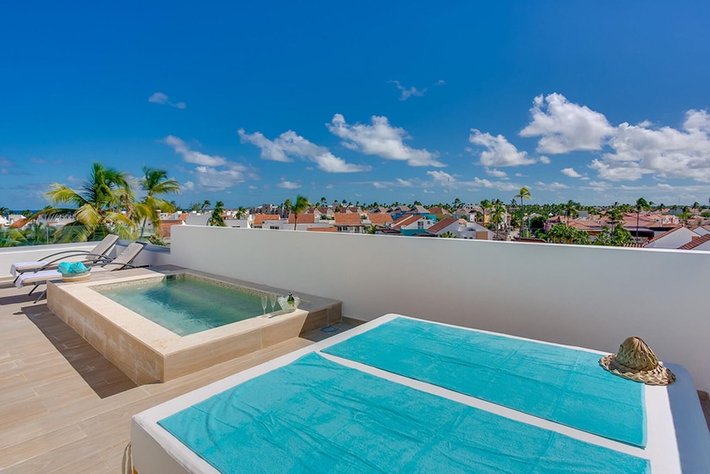 3 BEDROOM WITH PRIVATE ROOFTOP AND OCEAN VIEW -1