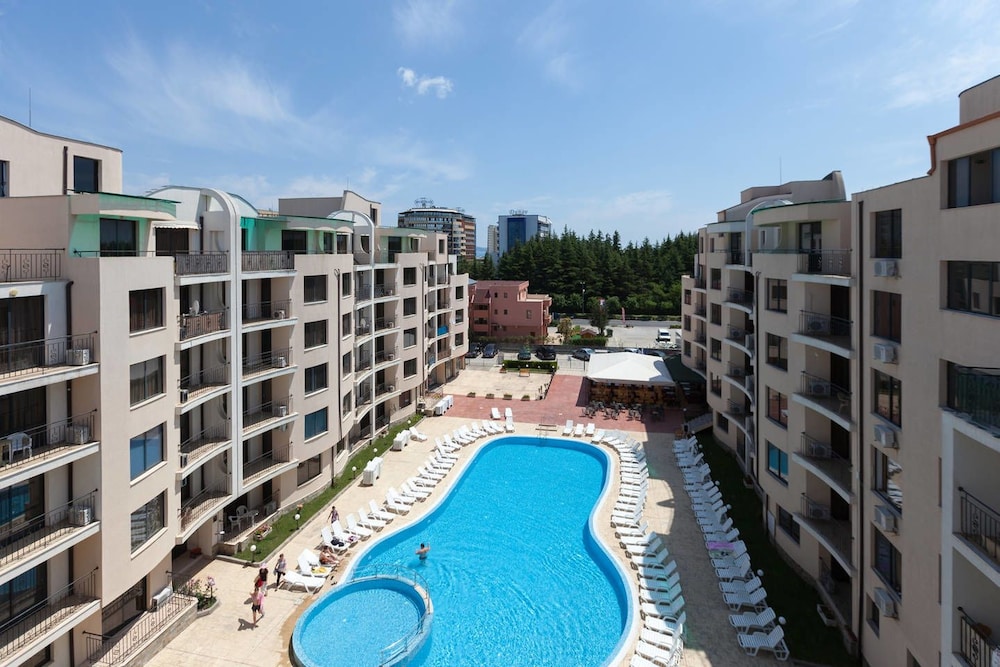 QUIET ONE BEDROOM APARTMENT WITH KITCHENETTE IN AVALON COMPLEX