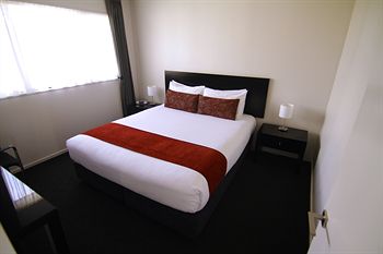 175 METROPOLITAN EXECUTIVE MOTEL ON RICCARTON