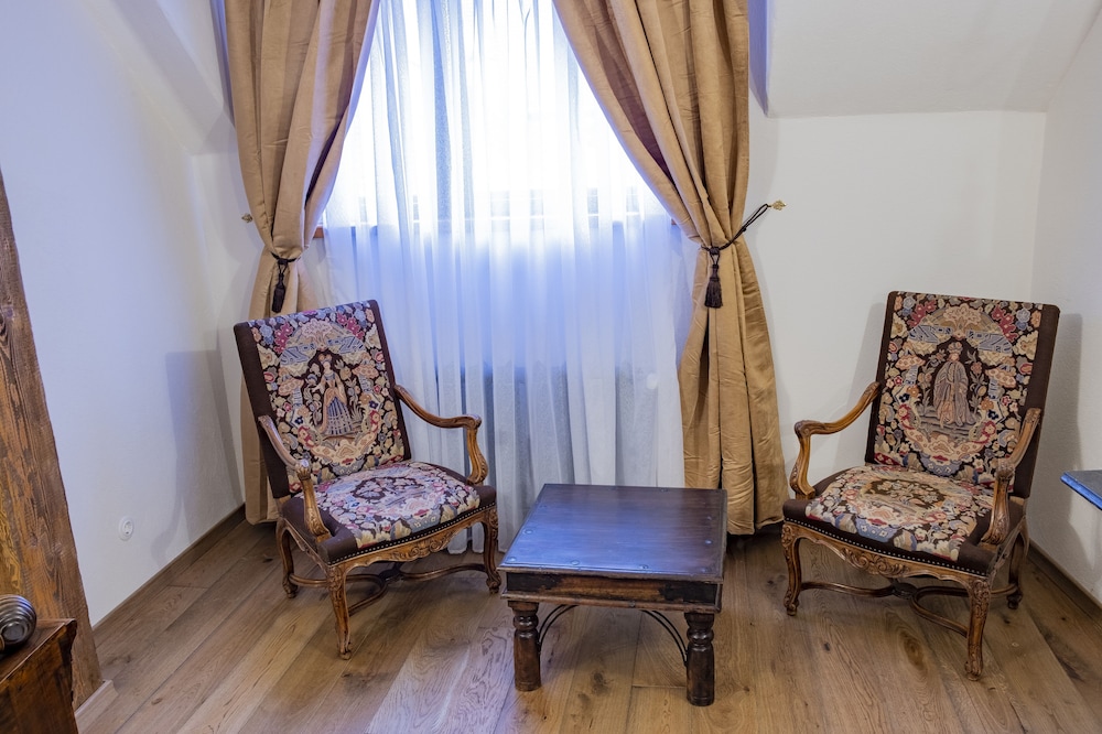 THE THRONE BOUTIQUE HOTEL