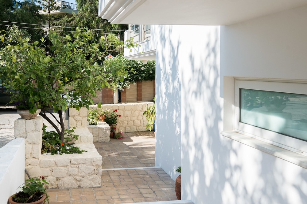 BEACHFRONT & SPACIOUS FAMILY HOME