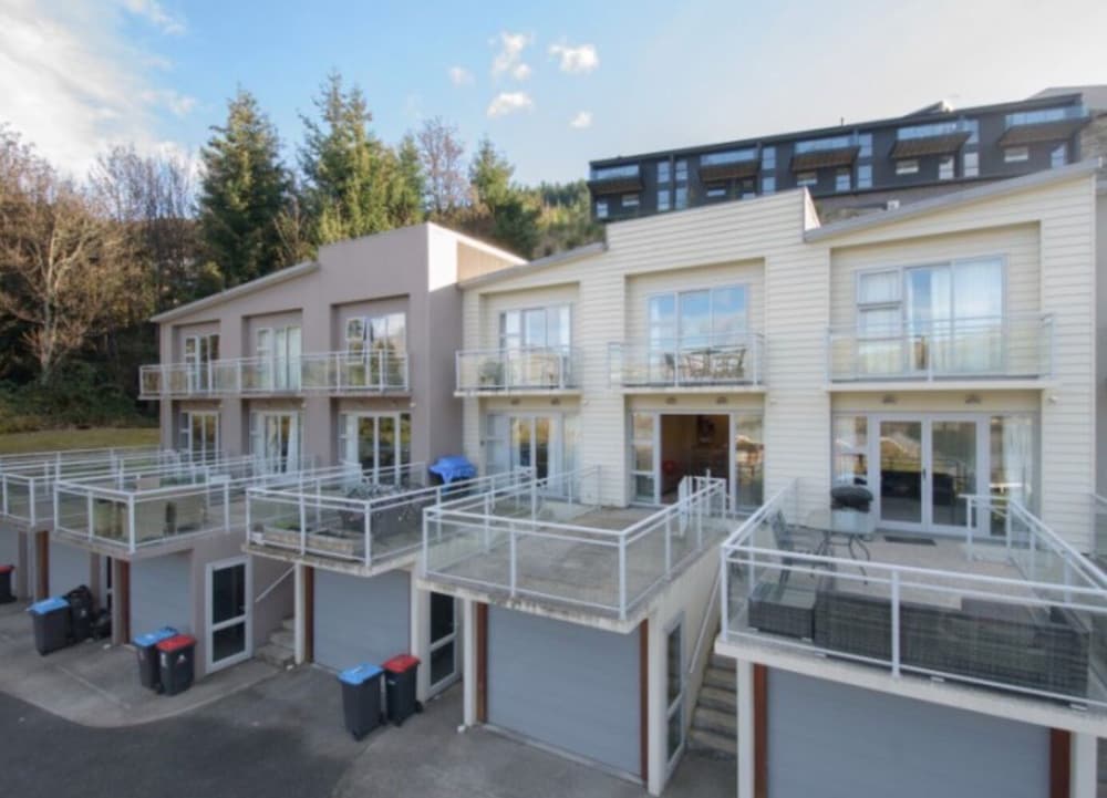 LAKE VIEW MODERN APARTMENT