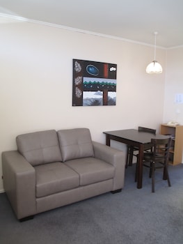 MERIVALE COURT MOTEL