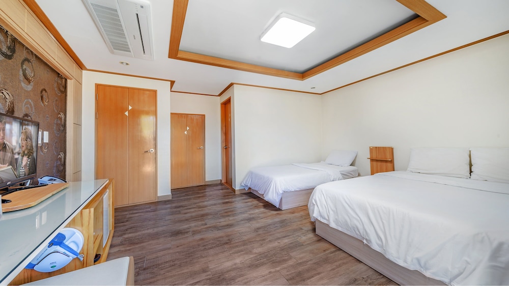 FOUR SEASONS HOTEL AND PENSION