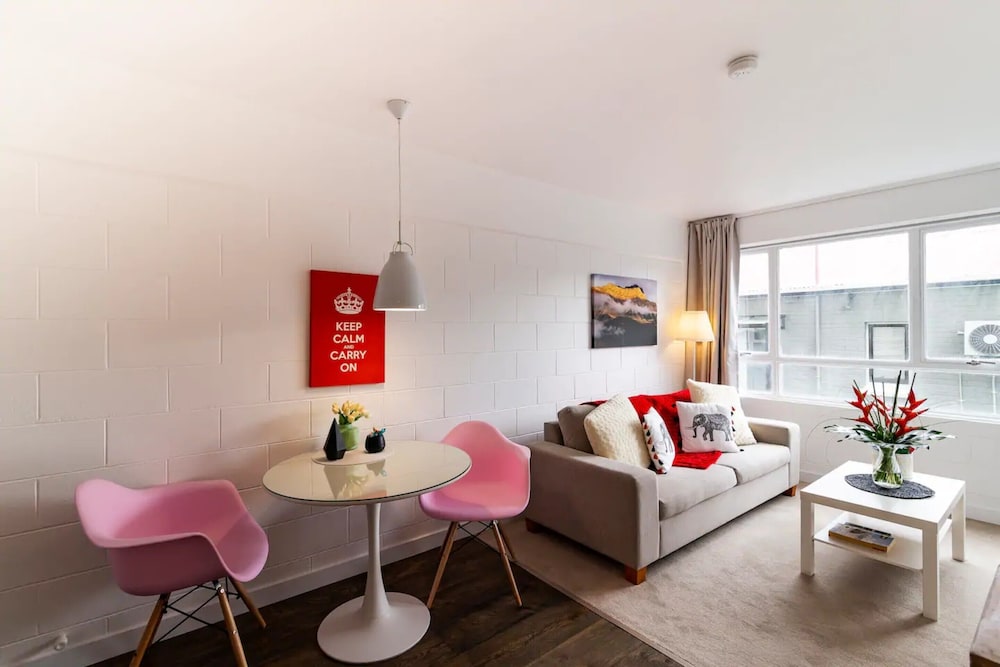 BOUTIQUE 1 BEDROOM APARTMENT IN THE HEART OF NEWMARKET