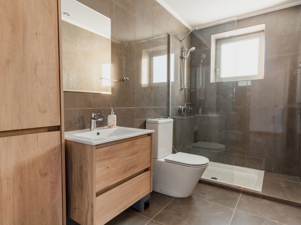 SANDERS CRYSTAL - LOVELY 2-BDR APT W BALCONY