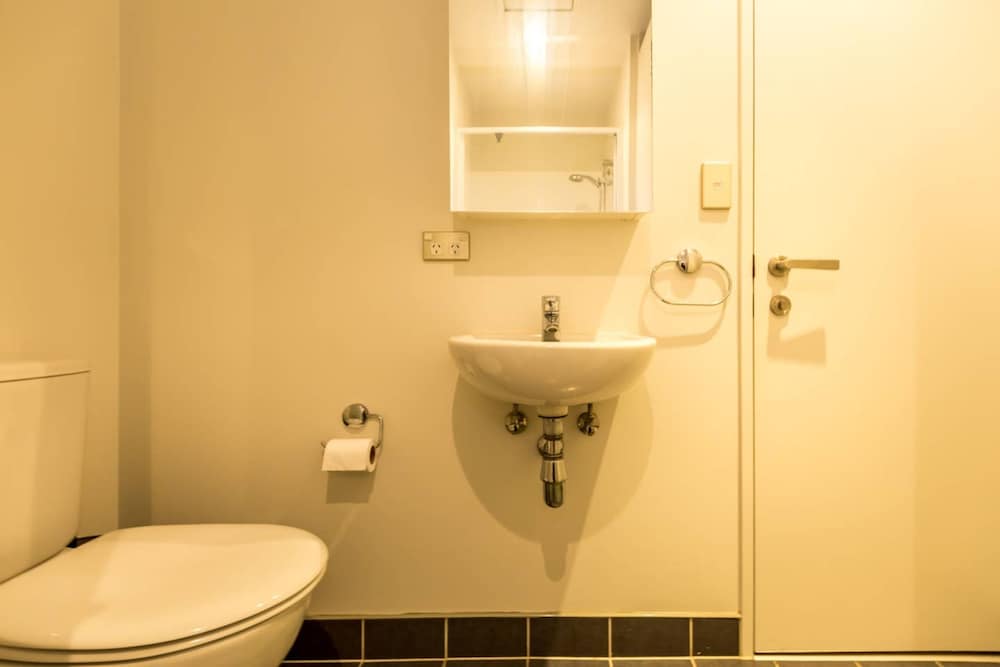COSY 2 BEDROOM APARTMENT IN THE HEART OF AUCKLAND