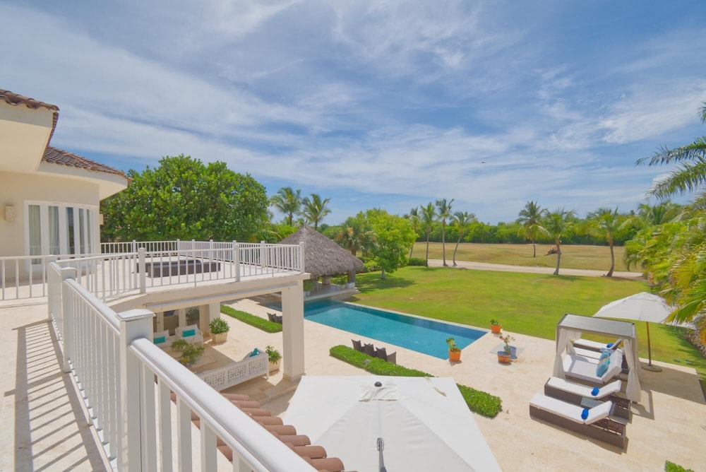 FANTASTIC 8-BEDROOM GOLF-FRONT MANSION NEAR THE BEACH