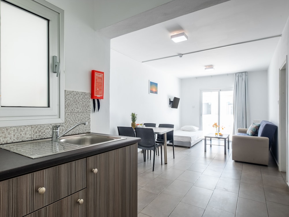 SANDERS RIO GARDENS - CHARMING 1-BEDROOM APARTMENT WITH SHARED POOL AND BALCONY